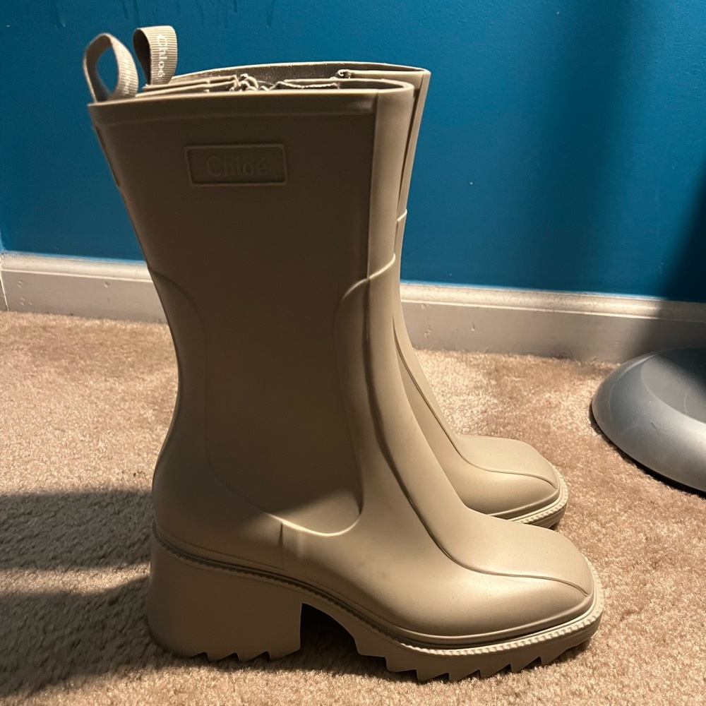 Chloe Bailey boots